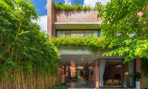 Nhà gạch đỏ với không gian vườn cây, mặt nước đan xen