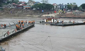 Lắp cầu phao gần cầu Phong Châu bị sập