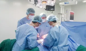 Ca mổ '2 trong 1' vá ba lỗ rò ở ruột, bàng quang